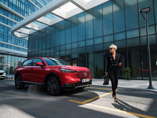 Honda HR-V e:HEV x Zeynep Uner  